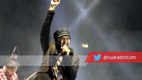 <a href="/sheilaon7/">Sheila On 7</a> Bernyanyi, Konser pun Bak Karaoke Massal bit.ly/1yjV10B