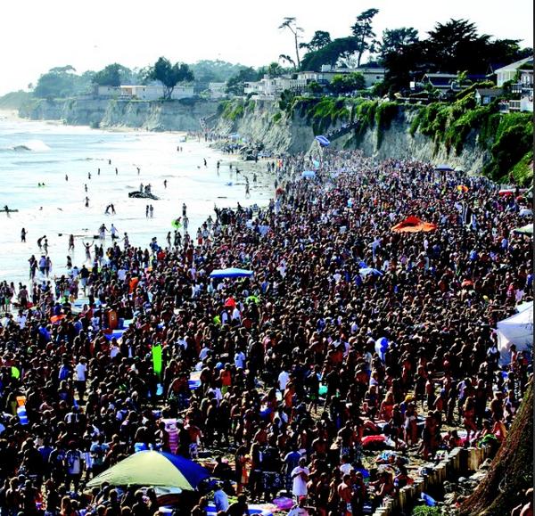 SoC0llege's tweet image. Currently questioning my college choice... #Floatopia #UCSB