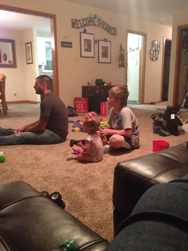 rissahildeb's tweet photo. Belle watchin tv with her uncle &amp; daddy ☺️ http://t.co/skbfMS832B