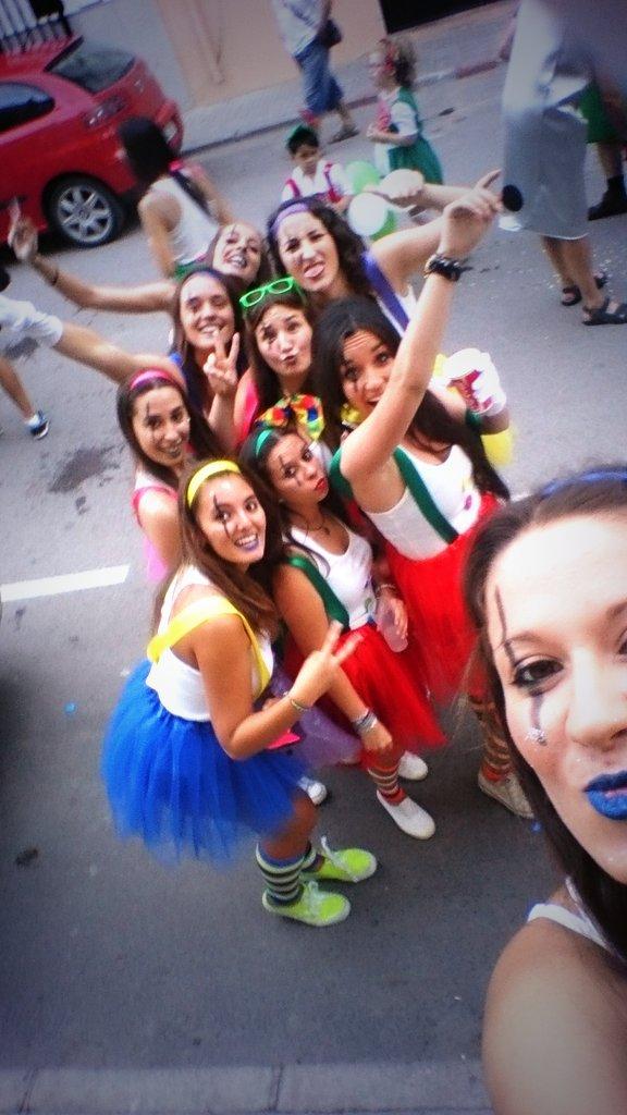 mlluchc's tweet photo. Viernes espectacular: Disfraces, correfocs, vole y bacalá 👌 http://t.co/Cw5V8uGmig