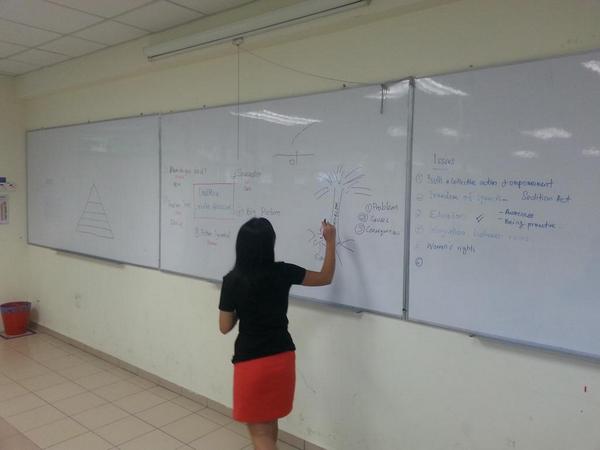 UndiMsia's tweet image. #idolademokrasi MCKL #problemtreeanalysis danie explaining the problem tree module.