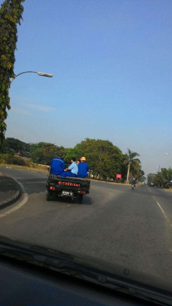 no_pithe's tweet photo. Orang korea di indonesia ternyata naek pick up jg klo brgkt krj mantaaaaap http://t.co/QCZjLuqdUj