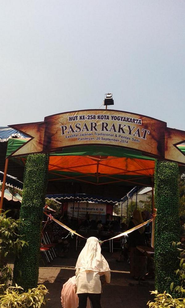 Hari ini ada Pasar Rakyat kampung Pandeyan di XT Square. Menampilkan festival jajanan pasar dan pentas seni