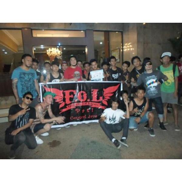 Happy aniv my favorites band #12yearstayloco @saintlocoband <a href="/saintjoeloco/">Joe Tirta Nation</a> <a href="/callmebee01/">Aku Siapa</a> @papz_gilz <a href="/L0C0B0Y/">iwan hoediarto</a> <a href="/nyonkwebz/">Webster Manuhutu</a>