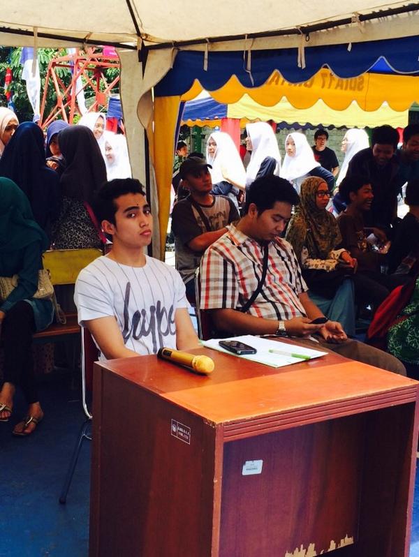 AlbinCup2014's tweet photo. (live now! short movie maker) Penjurian oleh @VadieAkbar &amp; Khomaini. Semangat semua!! keren keren niiihh http://t.co/8O5XThglNm
