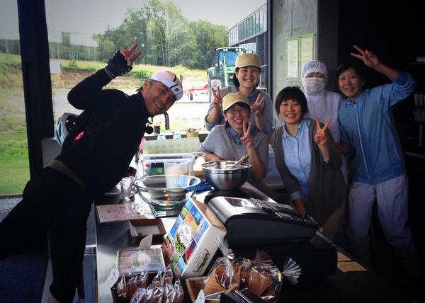 ujizo's tweet photo. 女性スタッフが頑張ってるのだ(^^) http://t.co/GYMNufqxgS