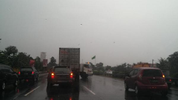 pineappleda's tweet photo. Kecelakaan di km 17,600 innova abu &amp; container di tol jakarta - tangerang baru tjd @TMCPoldaMetro http://t.co/4bXduY1GwD