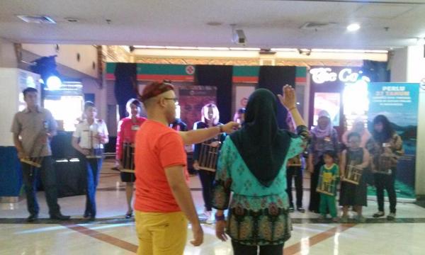 GNFI's tweet photo. Wita dirijen angklung @Libels_Anabel &amp; MC #Gcorner @Ruli_MC mengajak pengunjung memainkan angklung on the spot. Seru! http://t.co/Gce2Q0Y7in