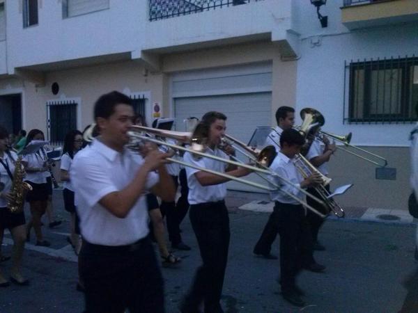 rakeldetriana's tweet photo. Las carrozas acompañada por la @Banda_de_Dalias http://t.co/s2GheYkz0s