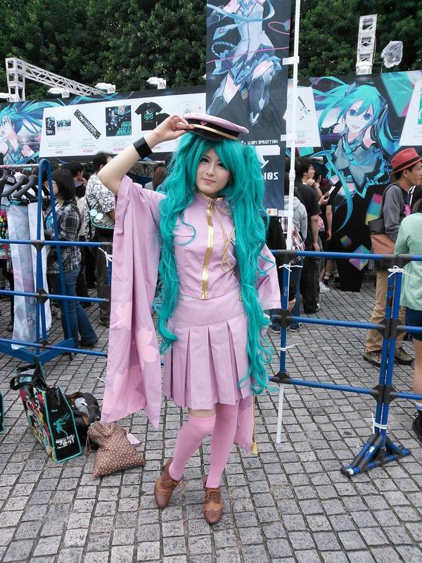 maria44713709's tweet photo. ミクのライブわず！！
めっちゃ大興奮！
1万円分のグッズ買ってとにかく騒いできました！

コスプレイヤー美しい...！

あとお絵かきコーナーで左側の青いミク書いてきた！ http://t.co/naE78Rstyh