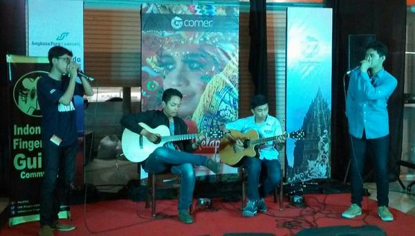 GNFI's tweet photo. Kolaborasi anak-anak muda yg punya energi positif. Salut @id_fingerstyle dan @SurabayaBeatbox #Gcorner #Indonesiaku http://t.co/vcNdVkJJd5