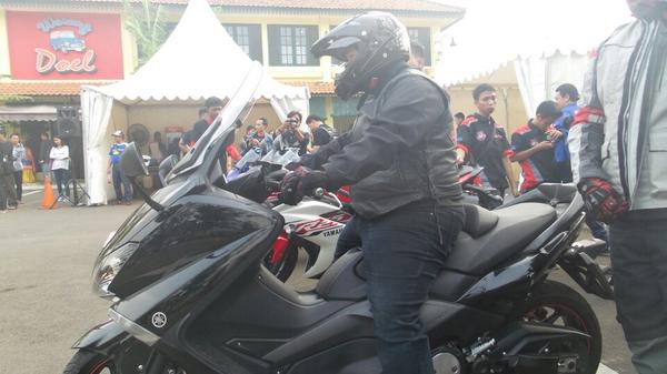 yamahaindonesia's tweet photo. Salah seorang peserta #KompasianaNangkring siap test ride Tmax @kompasiana  http://t.co/btLqNF77Wc