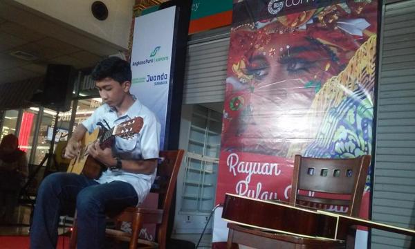 GNFI's tweet photo. Dandi @id_fingerstyle memainkan lagu "nyiur melambai" sungguh indah gubahan lagu ini. #Gcorner #Indonesiaku @sub_ap1 http://t.co/SyBbhyHvzr