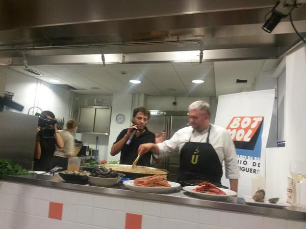 elenaselles76's tweet photo. Ahir van començar les #jorgastmdr14 i @elfumet @elfumet vem encetar les Jornades #arroset #proximitat #gastrolovers http://t.co/IgxgMmPNuX
