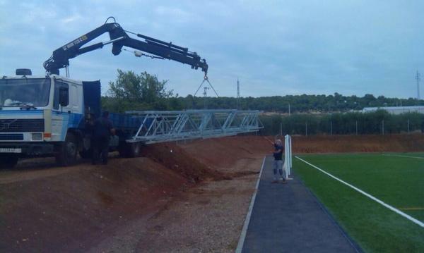 La iluminación del campo de fútbol ya está en marcha.