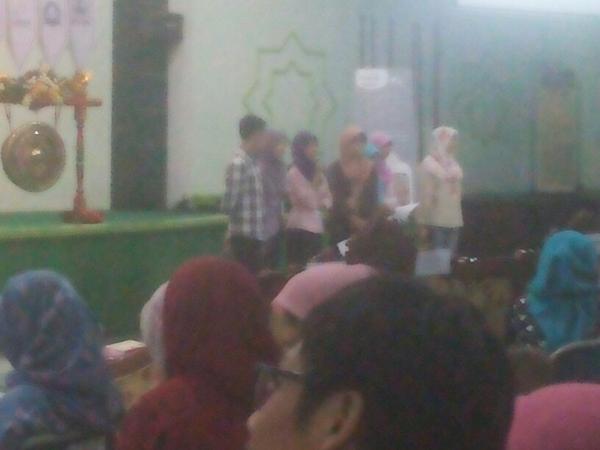 Peserta dr kelompok 3 sedang melakukan presentasi hasil dr kasus yg diberikan #NHCRegional4