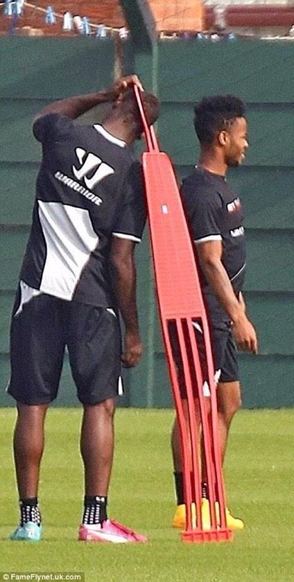 Nowfootball's tweet photo. Mario Balotelli working hard in Liverpool training.. http://t.co/w1fh0lHxYX