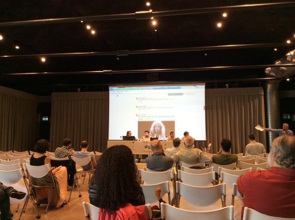 rosamdinatale's tweet image. Esperimento di #sensorjournalism live a #digit14 con sensore sul tavolo dei relatori