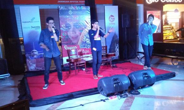 GNFI's tweet photo. Here we go!! @SurabayaBeatbox memainkan lagu "gundul pacul" di #Gcorner #Indonesiaku @sub_ap1 http://t.co/tqV62w01OM