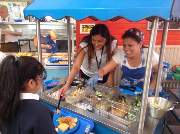 Rolling up your sleeves and getting stuck in@VicParkAcademy Thanks to the staff for helping at lunchtime #freedinners