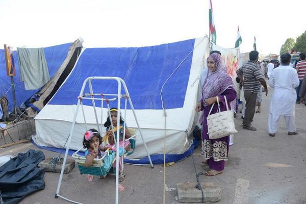 ImFarakh's tweet photo. Images of #InqilabMarch !!!
#StatusQuoVsOppressed
#NayaPakistanMovies
#JazbatiMoments
#OneLineAboutBae http://t.co/gLFj6qIkpF
