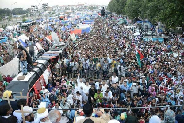 ImFarakh's tweet photo. Images of #InqilabMarch !!!
#StatusQuoVsOppressed
#NayaPakistanMovies
#JazbatiMoments
#OneLineAboutBae http://t.co/IOUym5Wl9i