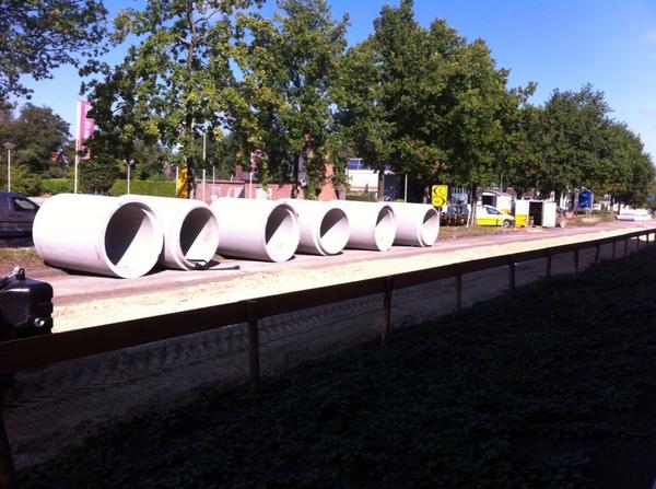 JanHWessels's tweet image. Rond 2000 in Emmen. Samen met de fa. Hoornstra uit Nieuw Buinen