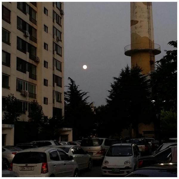 한가위 달이 뜬다.
구미시 형곡동 이다.
주차장이 만차다.
이제 구미시는 
신도시가 아니다.