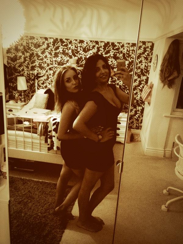 FlowerBombLP's tweet image. Best friend ❤️💋