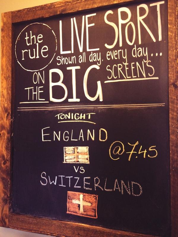 Rule_Standrews's tweet image. Tonight on the #bigscreen grab your pals and come on in! #freshers pints from £2.50 spirits from £2.10 #muchcheapness