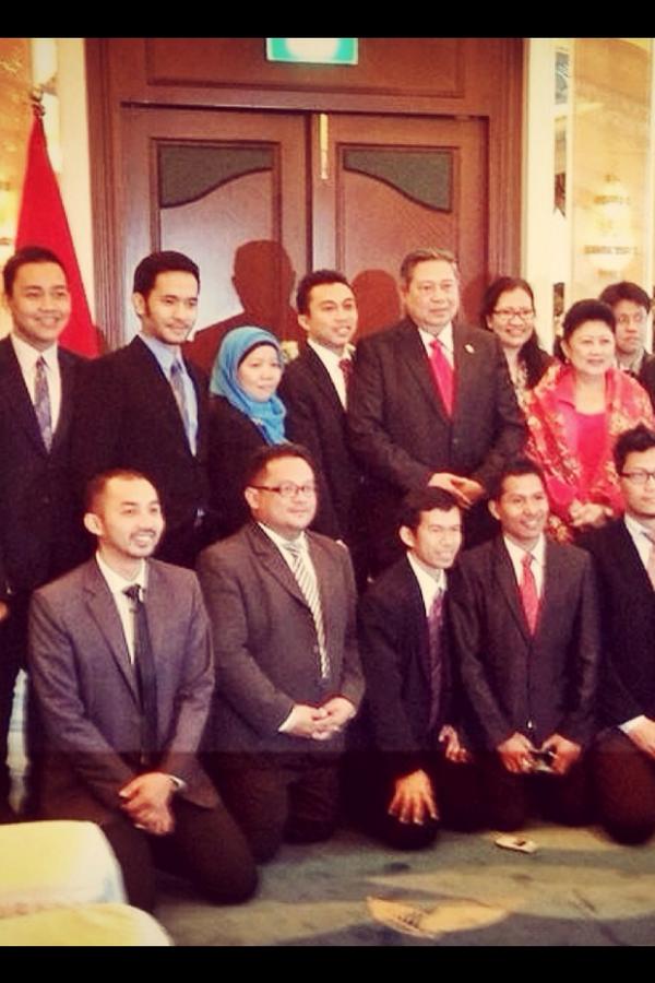 RCjaktim's tweet photo. Salah satu purna berprestasi lainnya @reinhardreydolf bersama Pak SBY (atas, 4 Dr kiri) saat kunker ke SG. http://t.co/iZeBBxl5iF