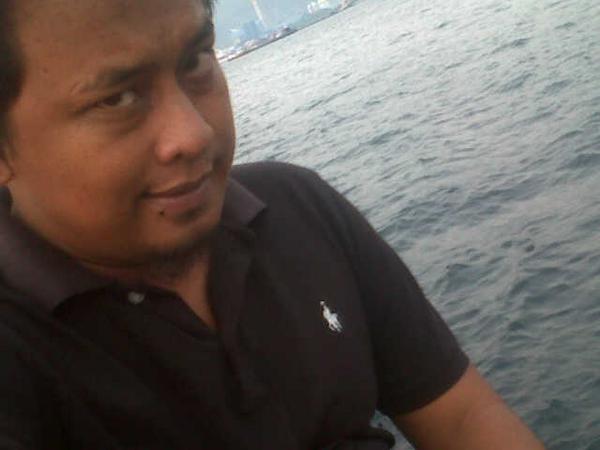 Ruud_Bonay's tweet photo. Semprull ngaay RT"@ImJustYan: Tatapan penghancur :| @Ruud_Bonay http://t.co/eiIPtsLSk3"