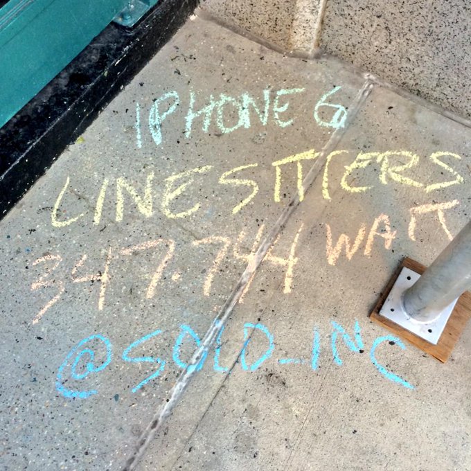 iPhone "line sitters" are advertising on the streets of NYC! Good job @sold_inc http://t.co/cGKPykMY<a href="/tag/usopen"class="tags"><span>#usopen</span></a><a href="/tag/scavengerhunt"class="tags"><span>#scavengerhunt</span></a><a href="/tag/watchpartyibm"class="tags"><span>#watchpartyibm</span></a>