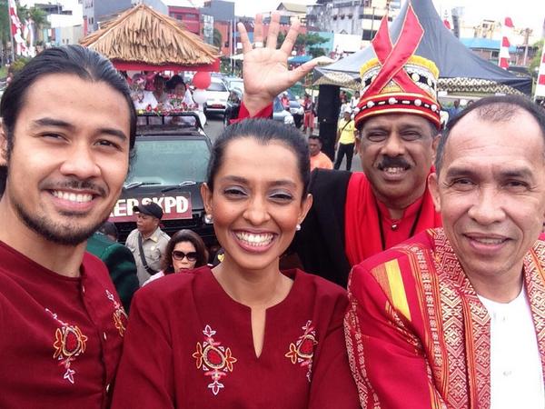 MALUKUSATUDAR4H's tweet photo. Para pemain Film #BetaMaluku di Parade HUT Kota Ambon bersama Walikota Ambon &amp; Gub Maluku. @cjerikho829 @ShafiraUmm http://t.co/Knf7c44E8q