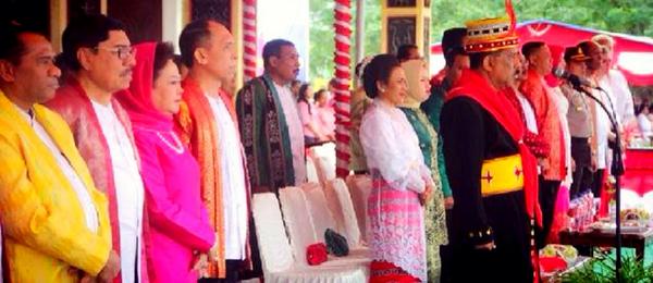 MALUKUSATUDAR4H's tweet photo. Prosesi perayaan HUT Kota Ambon yang ke-439 tahun tadi siang di lapangan Merdeka, kota Ambon.

By: Berita Maluku http://t.co/WMDuiXG0S3