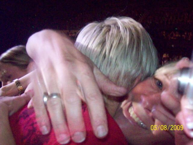 HAPPY BIRTHDAY P!NK HAVE A GREAT DAY AND THANKS FOR THE HUG ADELAIDE CONCEXXXXXXXX 
