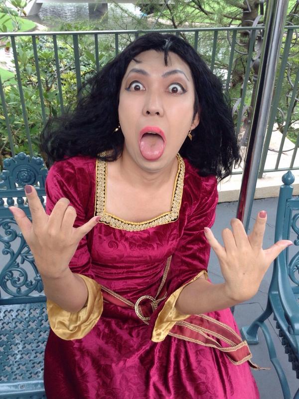 太田 哲治 女装 仮装注意 前回ネタ写真撮り過ぎたうえに眠過ぎて頭回らず 前回の ユーミン感 を払拭すべく パンクにいってみた 漂う70 80年代感 Http T Co Ijamxr4d4m