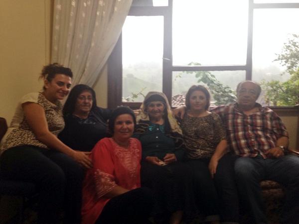 SacitTERZI's tweet photo. Arhavi-Napşit köyünde yağmur ve çay keyfi... http://t.co/DESAcjEsFL