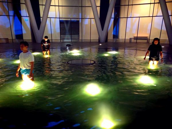 cccccgtv's tweet photo. Dancing on the water "Body as an Object" Arts Science Museum Singapore http://t.co/aZk2zlAW2s