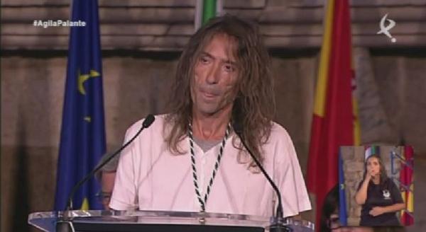 Manerasdevivir's tweet photo. Discurso de Robe Iniesta tras recoger la Medalla de Extremadura http://t.co/wimeIWZRP4 #Extremoduro http://t.co/04PUczbIVH