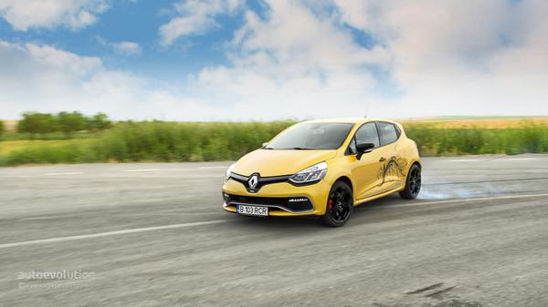 presuel's tweet photo. Renault Clio RS 200! 2014. ¿Qué tal? Algo bueno para empezar la semana, ¿no? http://t.co/CeKTMCbH6n