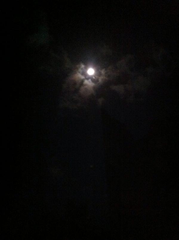 CurtisSChin's tweet photo. Good night, #Moon.
At @liyerhouse #Bali #Indonesia. http://t.co/UzoSRPbkDH