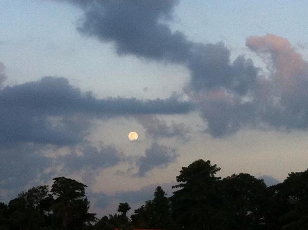 CurtisSChin's tweet photo. Good night, #Moon.
At @liyerhouse #Bali #Indonesia. http://t.co/UzoSRPbkDH