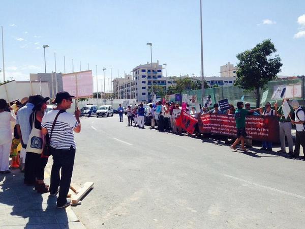 Hedieh_Eshghi's tweet photo. Urgent!Protest in Front of #ohim #AlicanteSpain #TakeOffJustLogo #Roberto_Cavalli @canalplus @ABC @CanalEstrellas_ http://t.co/rpE69SvEBO