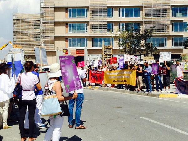 Hedieh_Eshghi's tweet photo. Urgent!Protest in Front of #ohim #AlicanteSpain #TakeOffJustLogo #Roberto_Cavalli @20Minutes @TheModa @SkyTVOfficial http://t.co/35zFCCi5uJ