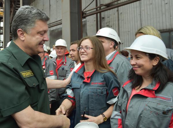 Petro Porochenko en visite à Marioupol. BxBEQ98IAAAXT-2