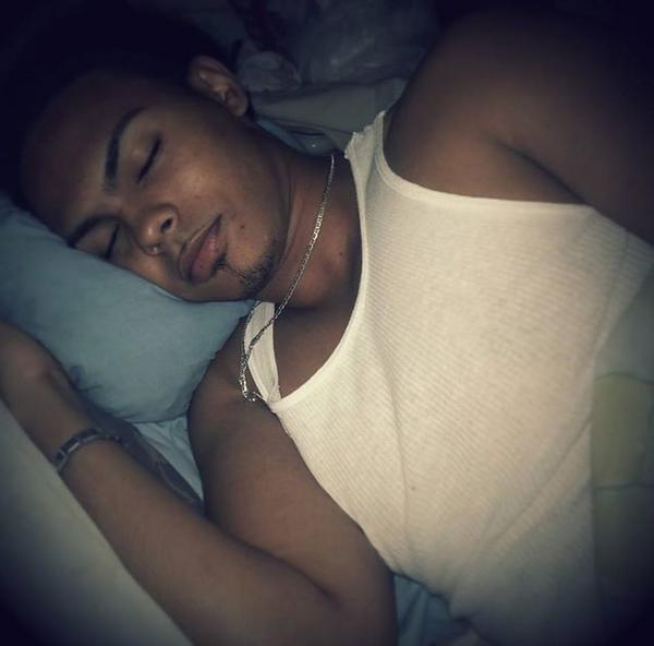 LuiisGomez09's tweet photo. Estos dias lluvioso los pasare asiii..Zzzzzz http://t.co/o7COMNl0B4