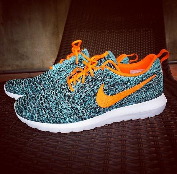 chinozinho's tweet photo. Another one to add to the wish list! 👅😍😍 #FlyknitRoshes #KickCravings http://t.co/RwsZunV0lS
