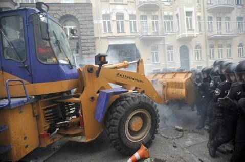 _Paisajes_'s tweet photo. Manifestantes ucranianos atacan a la policía con una excavadora http://t.co/yJTNERn335