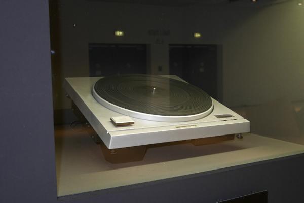 technics's tweet photo. The SP-10, the world's first direct-drive turntable, was the base model of the legendary SL-1200 series. #technics http://t.co/D6YDg1OEjl
